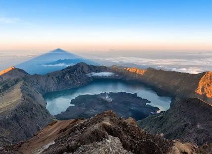 Gunung Rinjani: Keindahan Alam yang Menantang di Lombok