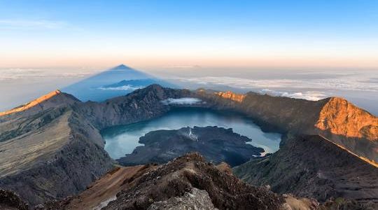 Gunung Rinjani: Keindahan Alam yang Menantang di Lombok